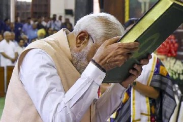 இந்திய அரசியலமைப்புச் சட்டம்; பயபக்தியோடு தலை வணங்கிய மோடி - viral video!