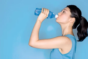 இரவில் தண்ணீர் குடிக்கலாமா? கூடாதா?