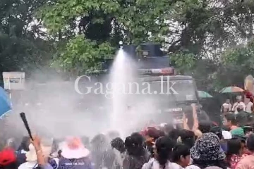 NPP කාන්තා සංවිධානයට පොලිසියෙන් ජල ප්‍රහාරයක්. (PHOTOS)