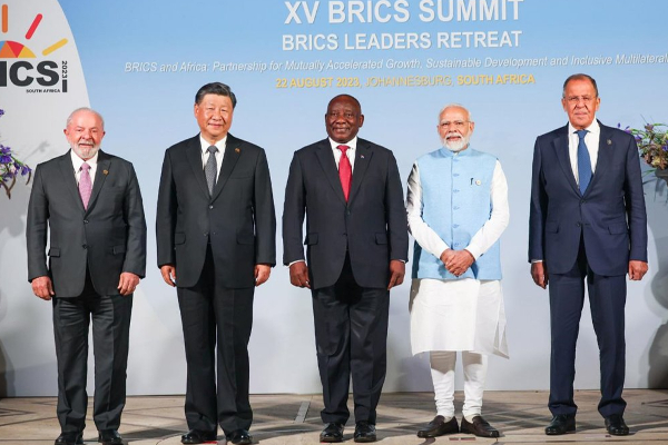 இஸ்ரோ விஞ்ஞானிகளை நேரில் சென்று கௌரவித்த பிரதமர் மோடி | Pm Modi Meets Chandrayaan 3 Team At Bengalur