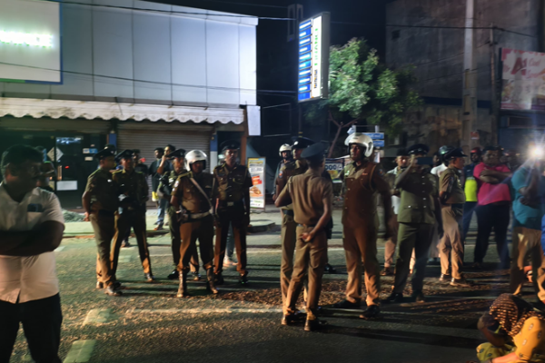 தமிழர் பகுதியொன்றில் கடும் பதற்ற நிலை ; குவிக்கபட்டுள்ள பொலிஸார் | Tense Situation Just Now In A Tamil Area