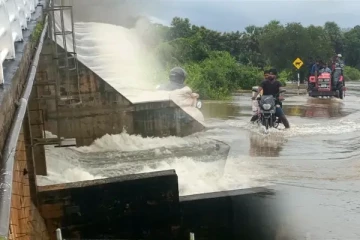 புதுக்குடியிருப்பு வீதியின் குறுக்கறுத்து பாய்ந்த வெள்ள நீர்: மக்கள் அவதானமாக செயல்படுமாறு கோரிக்கை (Photos)