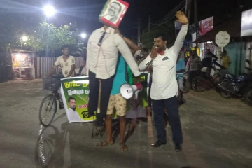 அரசியல்வாதிகளின் உருவ பொம்மைகள் மீது எச்சில் உமிழ்ந்த மக்கள் (Photos)