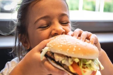 Junk food பார்த்தவுடன் ஆசை வருதா? அப்போ இந்த ஊட்டசத்து குறைப்பாடாக இருக்கலாம்