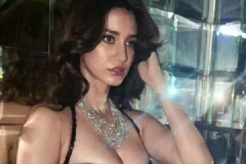 சேலையில் எல்லைமீறிய போஸ்!! சூர்யா பட நடிகை திஷா பதானி வெளியிட்ட போட்டோஷூட்...