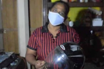 வெடித்து சிதறிய அடுப்பு; ஹெல்மெட்டால் தப்பிய பெண்!