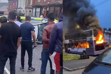 போர்க்களமான பிரித்தானிய நகரம்... கலவரக்காரர்களால் தப்பியோடிய பொலிசார்: பேருந்துக்கு தீ வைப்பு
