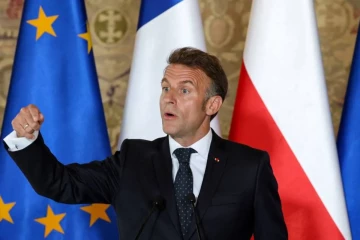 அரசியலில் இருந்து விலகும் பிரான்ஸ் ஜனாதிபதி மெக்ரோன் ; அதிரடி அறிவிப்பு