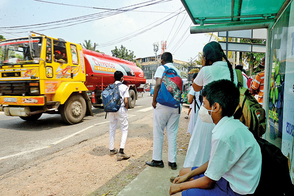 கோர விபத்தில் பாடசாலை மாணவி உயிரிழப்பு | Schoolgirl Dies In Road Accident