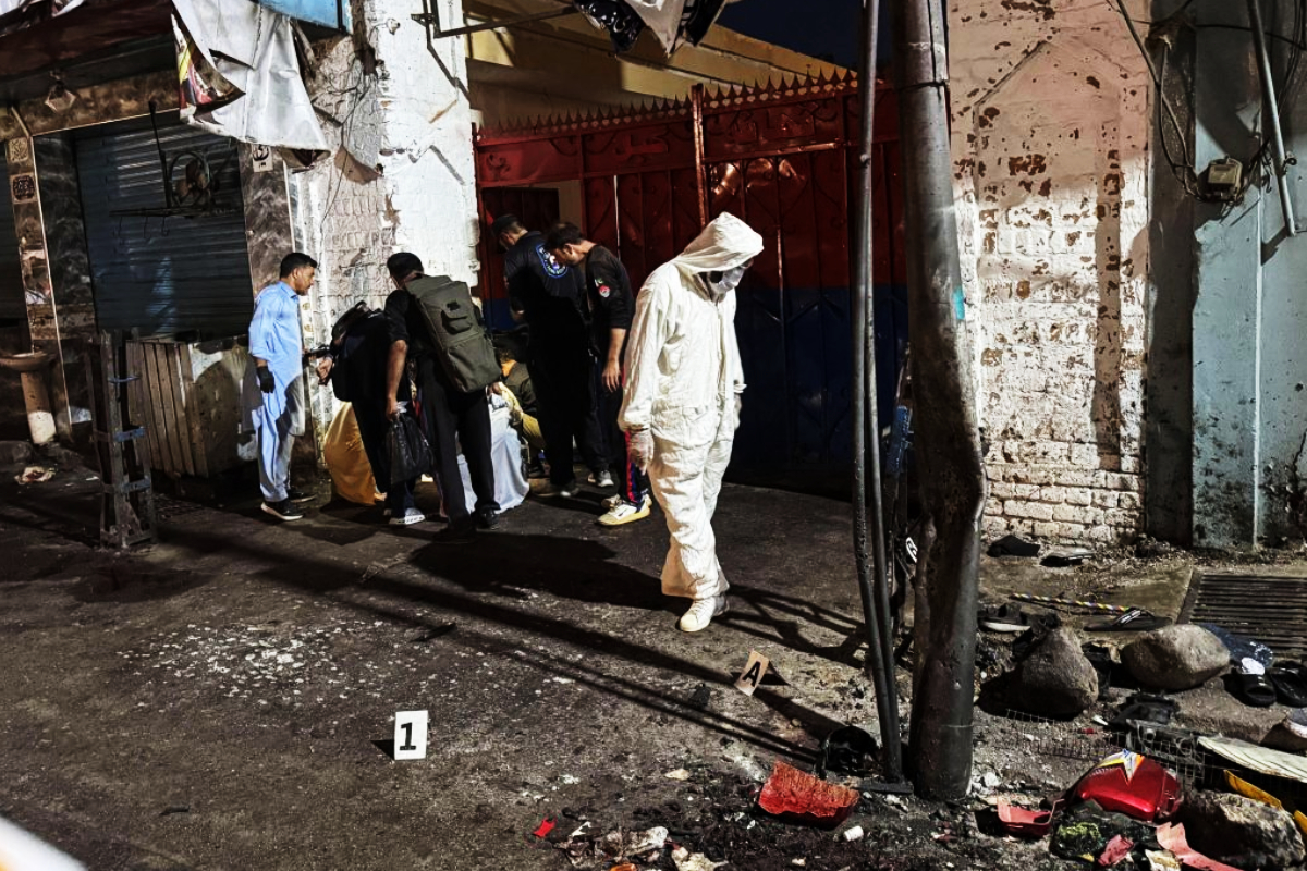 வெளிநாடொன்றில் தற்கொலை தாக்குதல்! 14 பேர் படுகொலை - பலர் காயம் | Attack In Pakistan 14 Killed