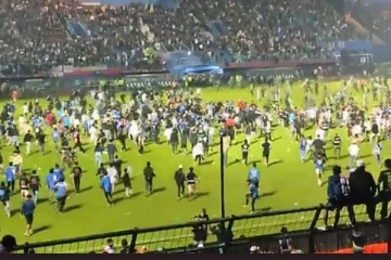 பொலிஸார் கண்ணீர் புகை குண்டுகளை வீசியதால் 129 பேர் உயிரிழப்பு