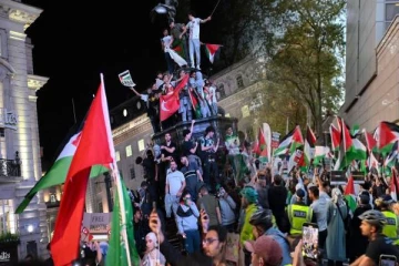 இஸ்ரேலுக்கு எதிராக லண்டன் நகரில் திரண்ட ஆயிரக்கணக்கான பாலஸ்தீன ஆதரவாளர்கள்