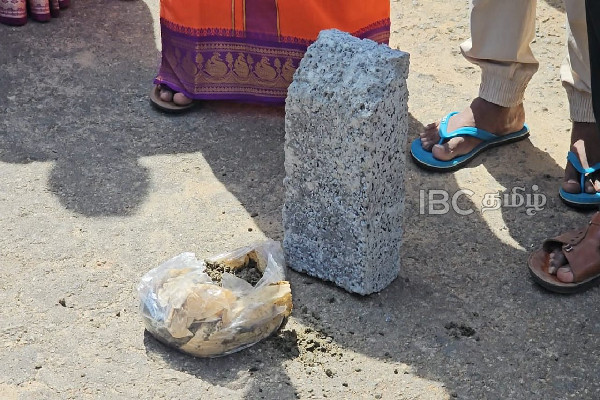 யாழில் ஆலயமொன்றின் பழமைவாய்ந்த கட்டடம் இடித்தழிப்பு : வெடித்தது போராட்டம் | Demolition Ancient Building Suthumalai Amman