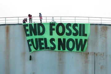 பிரித்தானிய எண்ணெய் கிணறுகள் மேல் குவிந்த போராட்டக்காரர்கள்: அதிரடி கைது நடவடிக்கை!