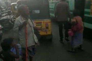 பேருந்திலிருந்து குடும்பம் ஒன்றை நடு வீதியில் இறக்கிவிட்ட அவலம்! தமிழகத்தில் நடந்த மற்றொரு சம்பவம்