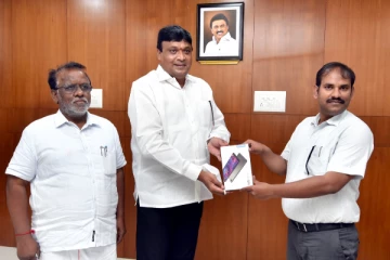 50 மாணவர்களுக்கு கையடக்க கணினிகளை வழங்கிய கே.வி.எஸ் சீனிவாசன்