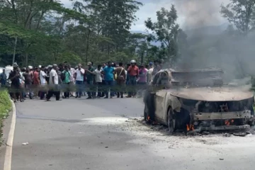 நடுரோட்டில் திடீரென எரிந்த காரால் பரபரப்பு