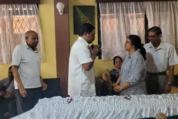 சுமந்திரனின் தாயாருக்கு அஞ்சலி செலுத்திய சிறீதரன்