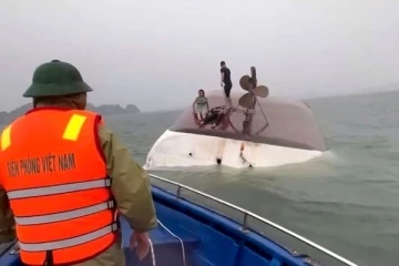 வியட்நாமில் சுற்றுலா படகு கவிழ்ந்து பெரும் விபத்து: 37 பேர் வரை பலியான சோகம்!