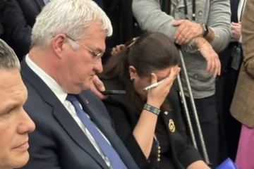 ட்ரம்ப் ஜெலன்ஸ்கி காரசார விவாதத்தின்போது பெண்ணொருவர் செய்த செயல்: வைரல் புகைப்படம்