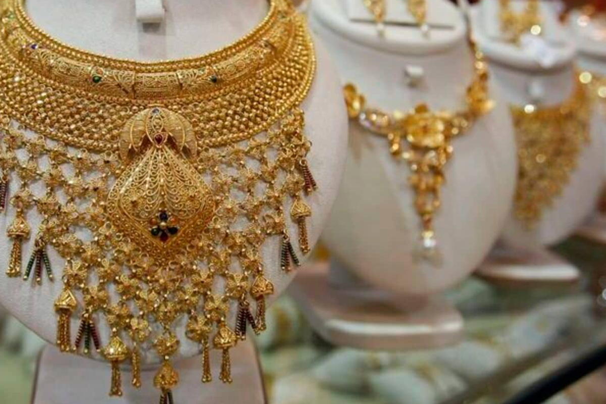 கொழும்பு நோக்கிச் சென்ற பேருந்தில் பெண்களுக்கு அதிர்ச்சி கொடுத்த நபர் | Bus Passengers Strategy To Steal Gold