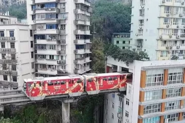 குடும்பங்கள் குடியிருக்கும் அடுக்குமாடி கட்டத்திற்குள் புகுந்து செல்லும் ரயில் - எங்கு தெரியுமா?