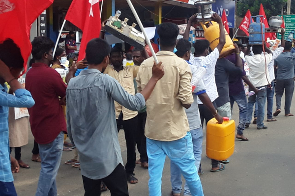 அதிகரித்துள்ள வாழ்க்கைச் சுமை பொருளாதார சுமை- தலையில் பொருட்களை சுமந்து போராட்டம்! - ஐபிசி தமிழ்