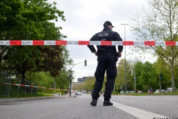 பொலிசாரை நோக்கி கத்தியுடன் பாய்ந்த நபர்... ஜேர்மனியிலும் ஒரு பரபரப்பு சம்பவம்