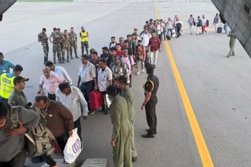 இலங்கையில் சிக்கிய இந்தியர்கள் நாட்டுக்கு அனுப்பிவைப்பு