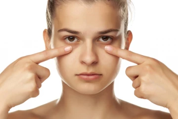 கண்களை சுற்றியுள்ள கருவளையத்தை ஒரு வாரத்திலேயே  போக்க வேண்டுமா? இதோ சூப்பரான டிப்ஸ்