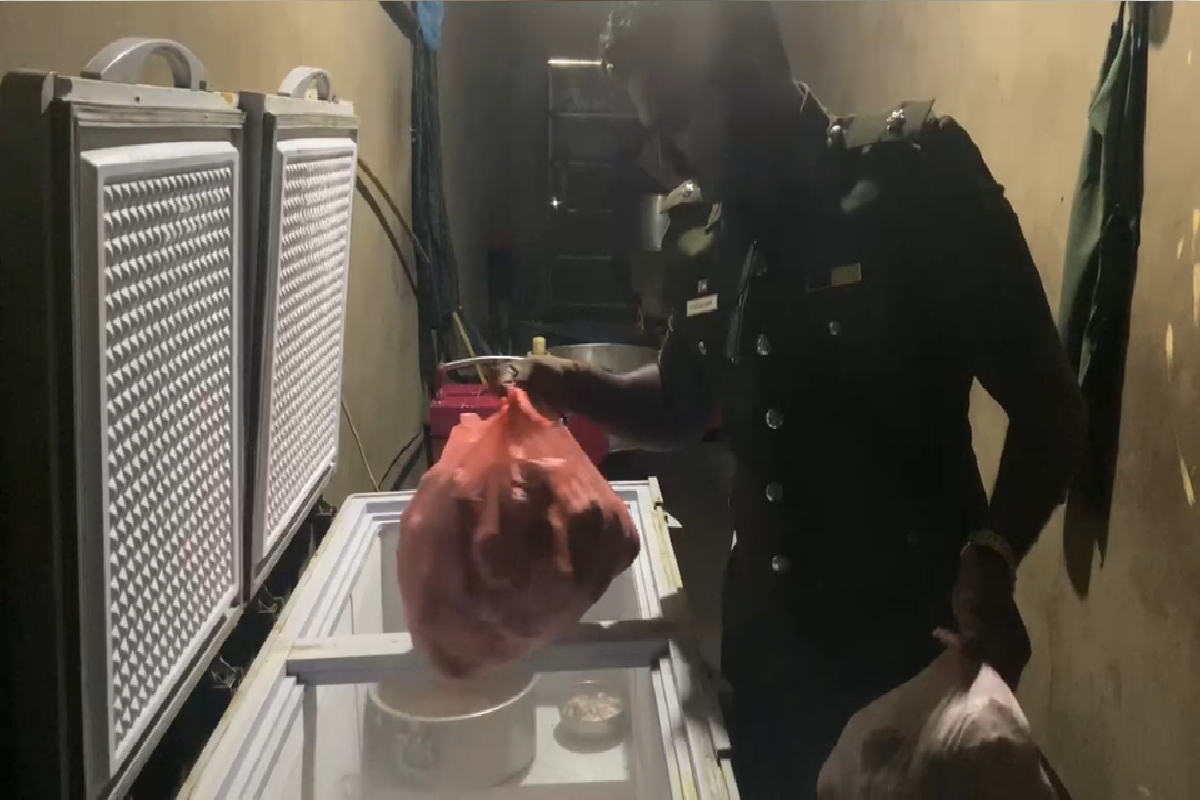 முல்லைத்தீவில் இயங்கிய பிரபல உணவகத்திற்கு சீல்! | Popular Restaurant In Mullaitivu Sealed முல்லைத்தீவில் இயங்கிய பிரபல உணவகத்திற்கு சீல்! | Popular Restaurant In Mullaitivu Sealed