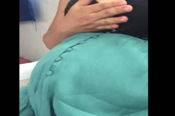 மொபைல் பாடலைக் கேட்டதும் கருவில் இருந்த குழந்தை செய்த செயல்