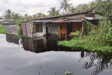 கொட்டித்தீர்த்த மழையால் வீடுகளுக்குள் நுழைந்த வெள்ளம்; மக்கள் அவதி