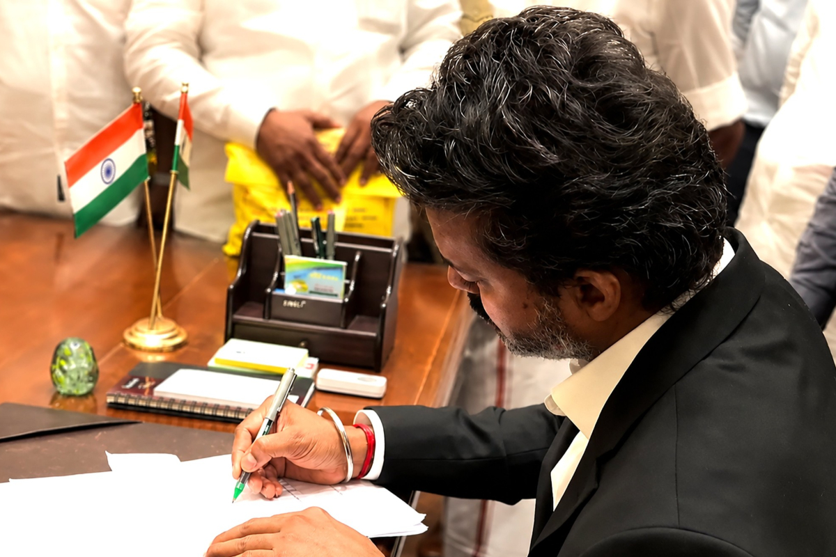 முதலமைச்சர் விஜயின் பதவியேற்பு விழாவில் சர்ச்சையை கிளப்பியுள்ள தமிழ்தாய் வாழ்த்து! தவெக தரப்பிலிருந்து கொடுக்கப்பட்டுள்ள விளக்கம் | Tamil Nadu Cm Vijay Oath Ceremony