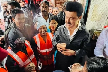 மழை நிலவரம் குறித்து ஆய்வு - தூய்மை பணியாளர்களுடன் முதலமைச்சர் மு.க.ஸ்டாலின் செய்த செயல்!