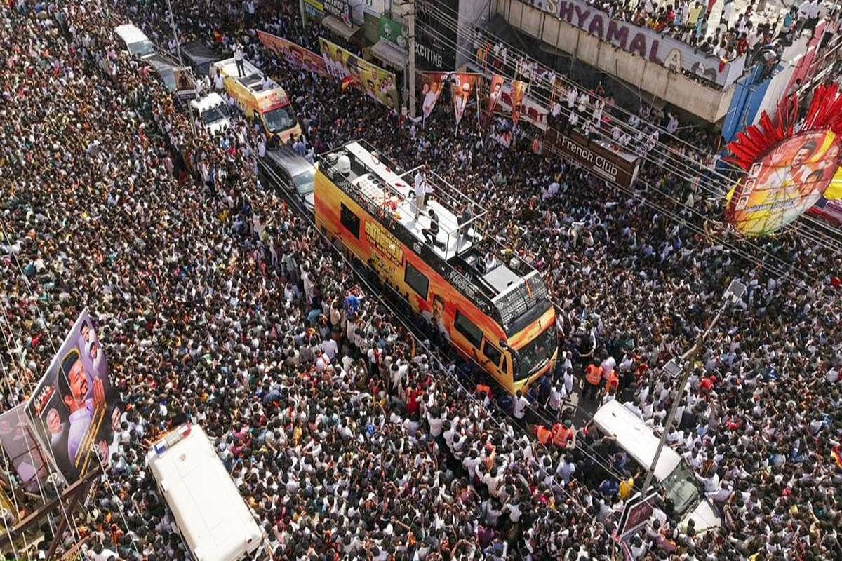 இன்று கரூர் செல்கிறார் முதல்வர் விஜய்.., 32 பேருக்கு கருணை அடிப்படையில் அரசுப் பணி | Cm Vijay Karur Visit 32 People Government Job இன்று கரூர் செல்கிறார் முதல்வர் விஜய்.., 32 பேருக்கு கருணை அடிப்படையில் அரசுப் பணி | Cm Vijay Karur Visit 32 People Government Job