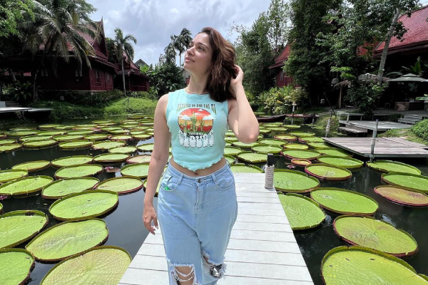 சட்டை பட்டன்களை கழட்டி விட்டு கவர்ச்சி காட்டிய பிரபல நடிகை.. ஹாட் புகைப்படங்கள் | Tamannaah Latest Hot Photoshoot