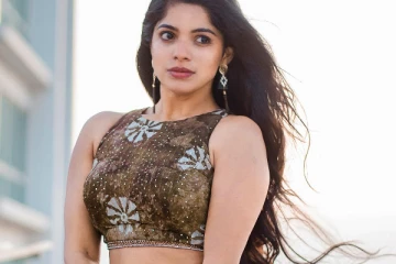 ட்ரான்ஸ்பரென்ட் உடையில் கவர்ச்சி காட்டும் திவ்யபாரதி!