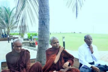 අරගලයට එන්න කියා භික්ෂූන් දෙනමක් උපවාසයේ..!