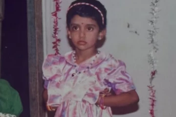 இந்த போட்டோவில் இருப்பது யார் தெரியுமா.. இப்போது முன்னணி சீரியல் நடிகை தான்