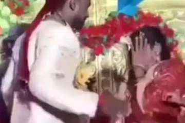 இனிப்பு ஊட்டிய மாப்பிள்ளையை பளார் என அடித்த மணமகள்! கலேபரமான கல்யாண வீடு