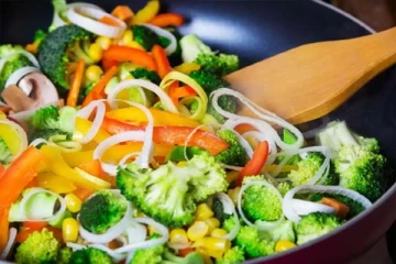 சமைக்கும் போது இந்த தவறுகளை மறந்தும் செய்யாதீங்க: ஆரோக்கியமே இருக்காதாம்