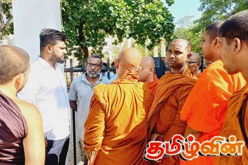 பிரதேச செயலக மட்டத்திலான இடமாற்றம்: வீதிக்கு இறங்கிய உத்தியோகத்தர்கள்