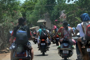 யாழில் நூலிழையில்  உயிர் தப்பிய பெண்கள்!