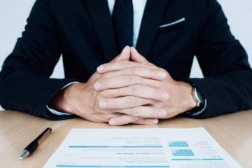 நேர்காணலில் பதிலளிக்கும் போது விமானம் பறந்ததை பார்த்ததால் வேலையை இழந்த இளைஞர்