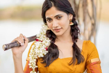 பட வாய்ப்புக்காக குட்டை ஆடையில் கவர்ச்சி காட்டும் லாஸ்லியா.. ஹாட் புகைப்படங்கள்