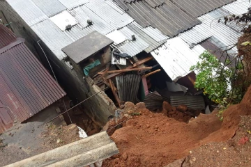 தலவாக்கலையில் மண்சரிவு: நான்கு குடியிருப்புகள் சேதம் (Photos)