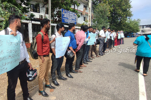 கிழக்கு மாகாண கல்வி அமைச்சுக்கு முன்னால் ஆசிரியர்கள் ஆர்ப்பாட்டம் (Video) | Ministry Of Education Eastern Teachers Protest
