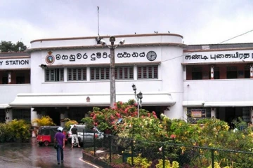 புகையிரத குடியிருப்புக்குள் நுழைய முயன்ற நபர் மரணம்