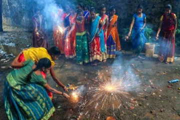 தமிழகம் முழுவதும் தீபாவளி உற்சாக கொண்டாட்டம்